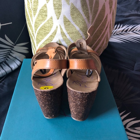 New tan Sandals - Picture 2 of 3